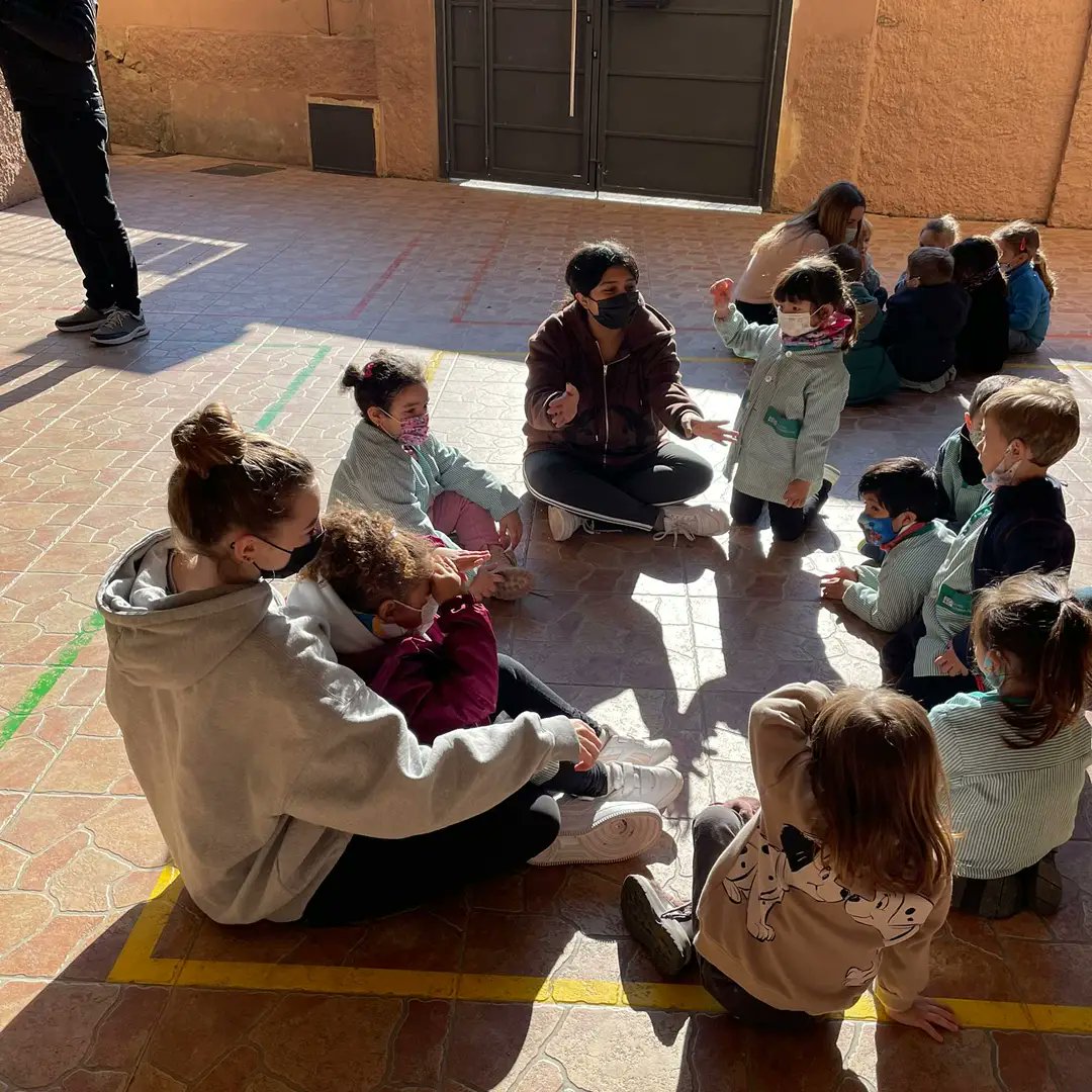 FEPSantRamon's tweet photo. A l'#APS de 4t D'ESO amb els nens i nenes de p4 ahir van construir cabanes al pati amb material reutilitzat #SRNDAC #convivim #lescolaquevolem https://t.co/JkjiuviR3m