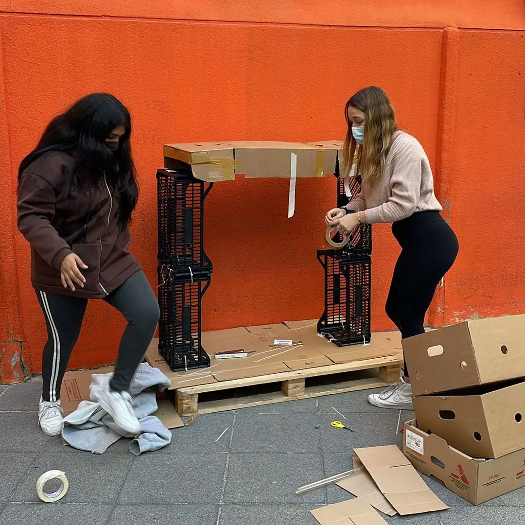 FEPSantRamon's tweet photo. A l'#APS de 4t D'ESO amb els nens i nenes de p4 ahir van construir cabanes al pati amb material reutilitzat #SRNDAC #convivim #lescolaquevolem https://t.co/JkjiuviR3m