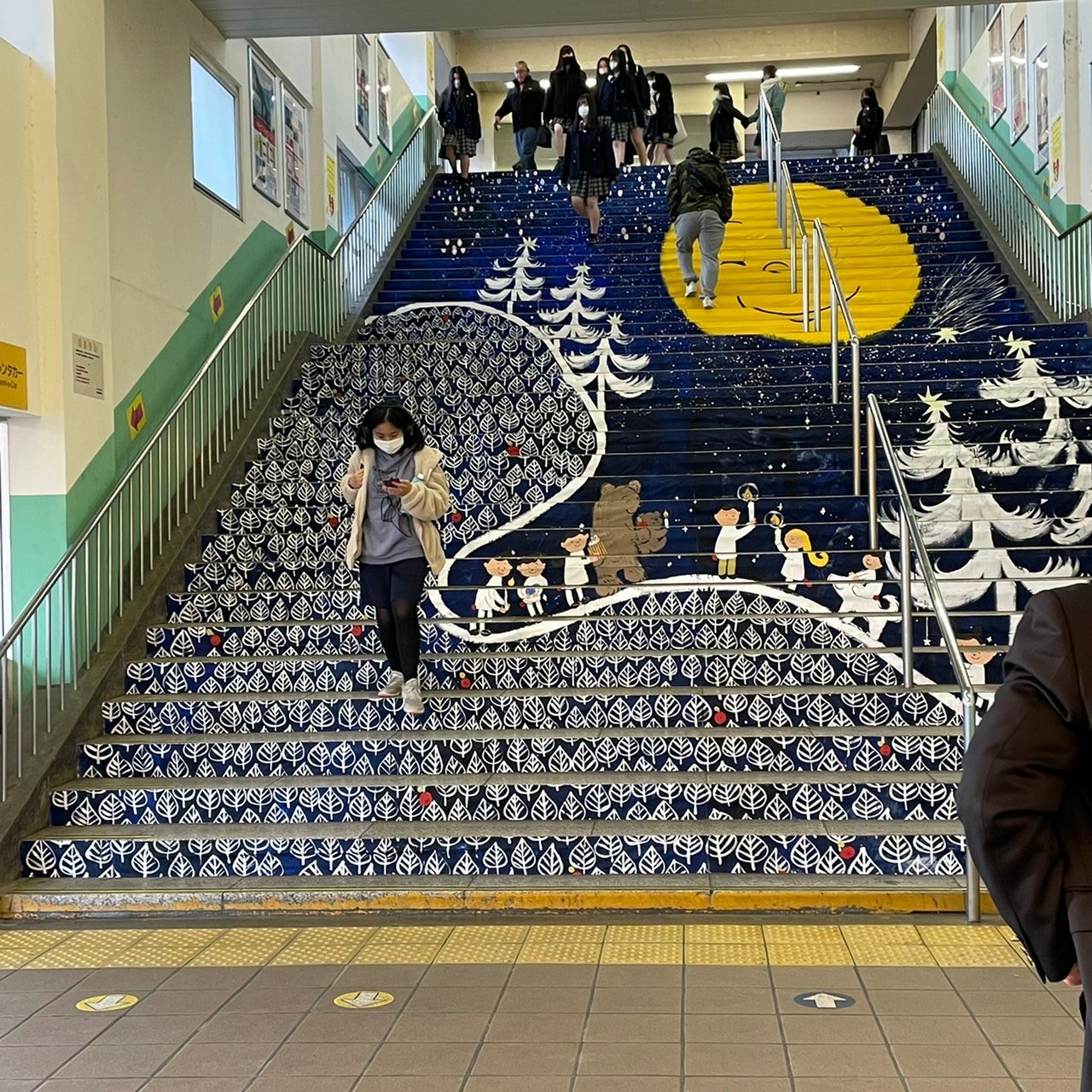 Baacus木更津 En Twitter みなさんこんにちは なんとなんと Baacusの目の前 木更津駅西口の階段に こんなに素敵な階段アートが ぜひ木更津駅に来たら階段を降りたら後ろを振り返ってみてください T Co Onkxb7ni4b Twitter