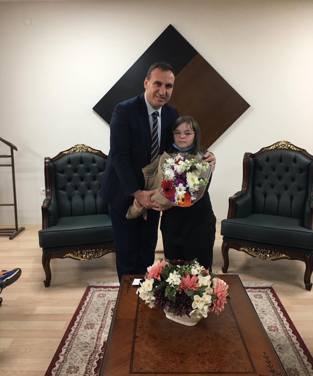 Özel eğitim programındaki çocuklarımız çiçekleriyle ziyaretimize gelip bizi hem mutlu ettiler hemde sorumluluklarımızı hatırlattılar…#3AralıkDünyaEngellilerGünü