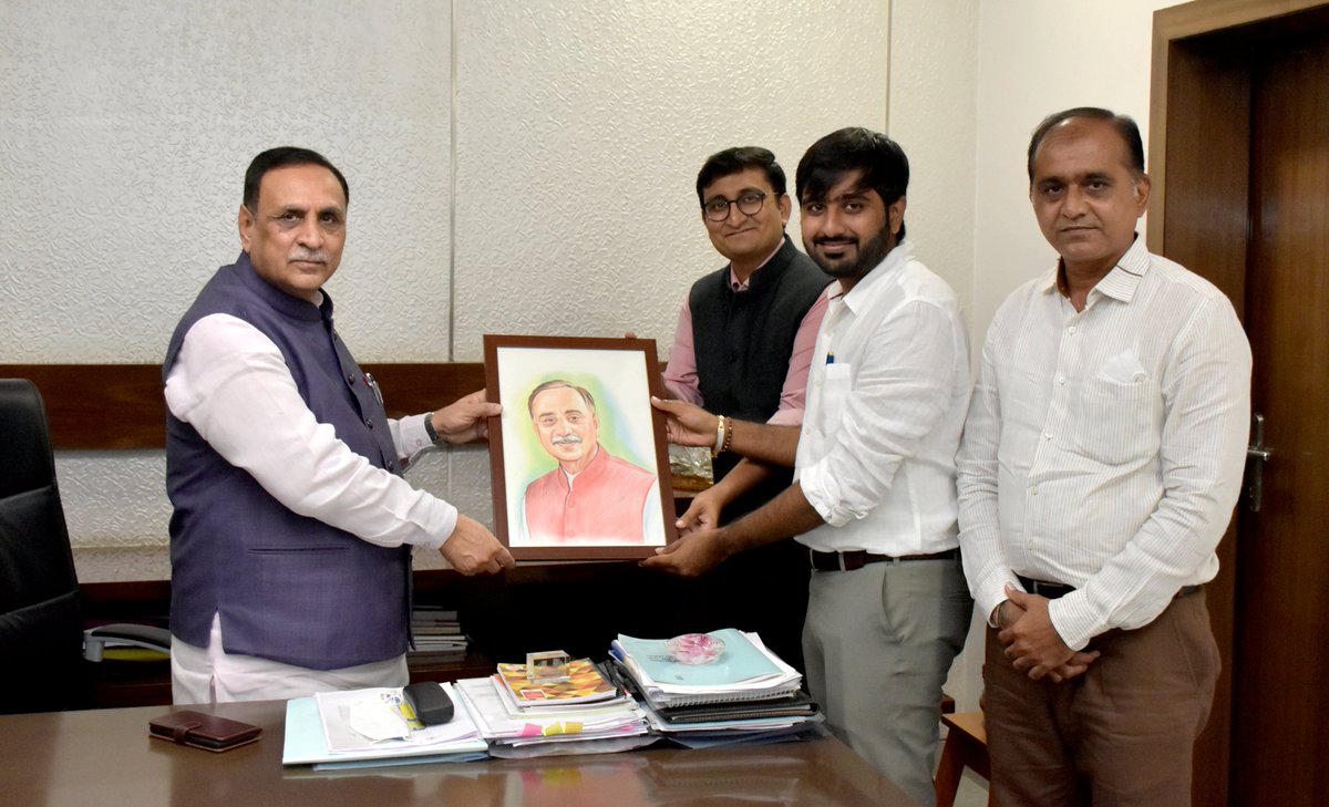 voiceofutpal's tweet photo. While our ex-CM Shri Vijay Rupani was in office, I had visited him and presented him with a sketch as a token of respect. He was extremely happy with that and together we had a candid conversation. #Throwback #CMOGujarat #ChiefMinister #GrowingGujarat #Development #BJP #BJP4UP https://t.co/4LsTpzbHwY