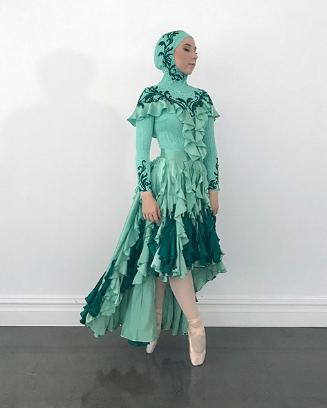 One of my favourite collabs with the inspirational @Stephaniekurlow for @lenovoanz 
Custom dyed lace and fabric, with layers of silk ruffles.