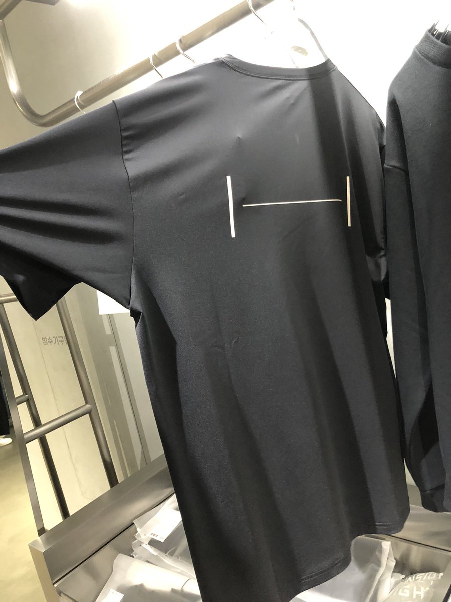 heyiwannafly's tweet photo. For everyone asking me about the Hybe Gym Tee. It’s those Nike Puma silky type of T-shirt material? Not the usual T-shirt cotton material. https://t.co/5bAbVeQJUU