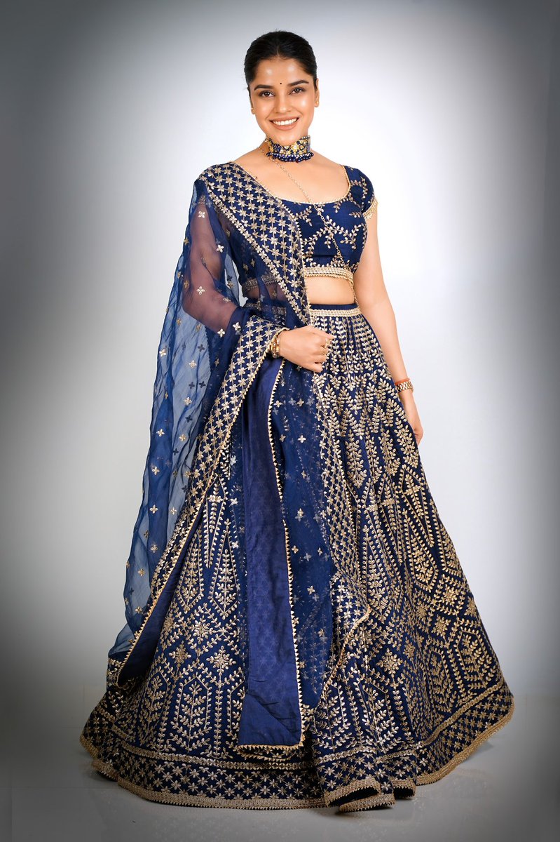 piabajpiee's tweet photo. π§Ώ Last night at #neil & #aishwaryasharma βs marriage reception #ghumhaikisikeypyaarmeiin
Outfit - #gopivaiddesigns
Makeup - gangasagar
Hair - jayshreeshah
Choker - @PadmashreeJewel #rajwadacollection
πΈ - @ASHISHSOM
Assist- manas sompura https://t.co/Ovjnhm5qeB
