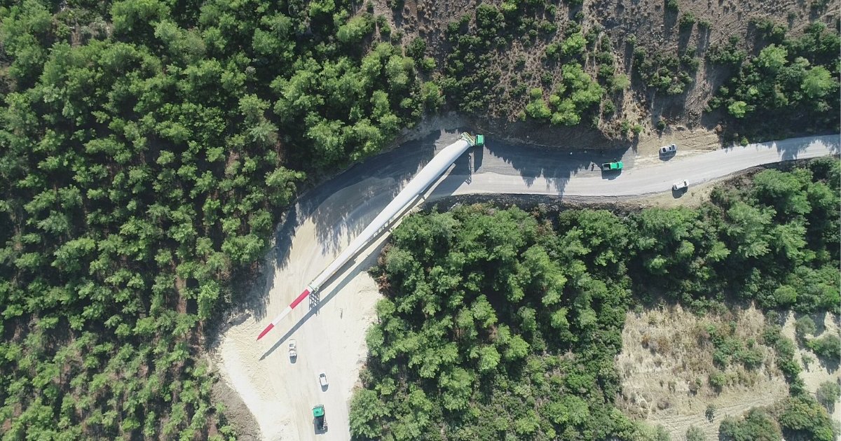 HareketProject's tweet photo. Transportation of the largest wind turbine blades in Turkey with a length of 74,5 meters.

74,5 metre uzunluğu ile Türkiye'nin en büyük rüzgar türbini kanatlarının taşınması.

#hareket #hareketproject #heavytransport #windturbine #windenergy #RES #renewableenergy  #wind #haretech https://t.co/xJfJ1h1cvm