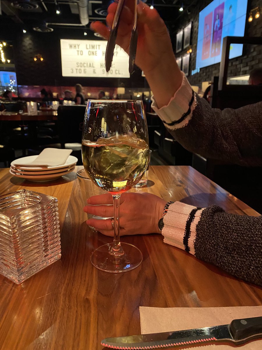 TinaCousins57's tweet image. #drjodychallenge Day2 For me, doing nothing is difficult but retail therapy with a couple of my peeps   ❤️ Combined with appies met the criteria!  #9oz @DrJCarrington