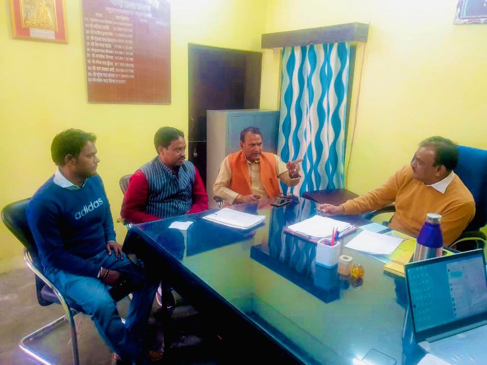 santoshjeebjp's tweet photo. नौगढ़ में किसानों के खेत में पानी होने के कारण धान की कटाई नहीं हो पा रही थी जिसके उपरोक्त आज समस्या को लेकर सिचाई विभाग के अधिशासी अभियंता से मिलकर समस्या के समाधान के लिए वार्ता करते हुए.
#BJP4UP 
@myogioffice 
@narendramodi https://t.co/ibRzmB9id7