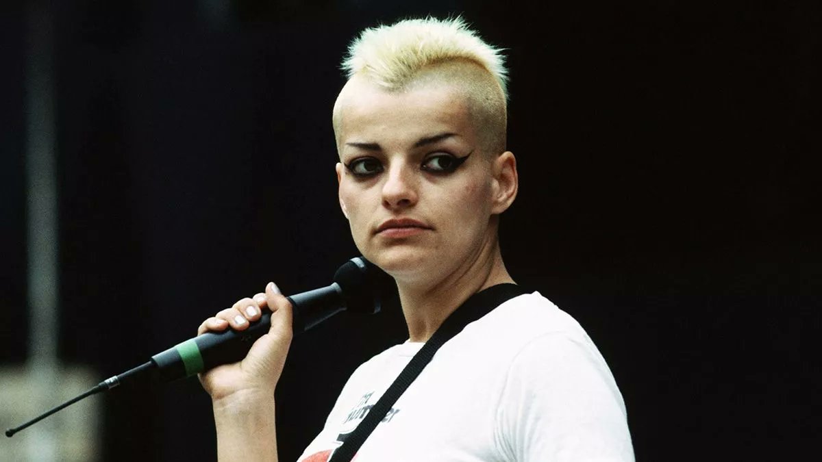 Weil  sie in jedem Fall besonders ist und 2 wichtige Eigenschaften vereint:
Authentizität und Empörungsresistenz.  Sie steht für mich für eine gute Idee: Europa. 
Ich bin beeindruckt von ihrer Besonderheit. Ciao ANGIE