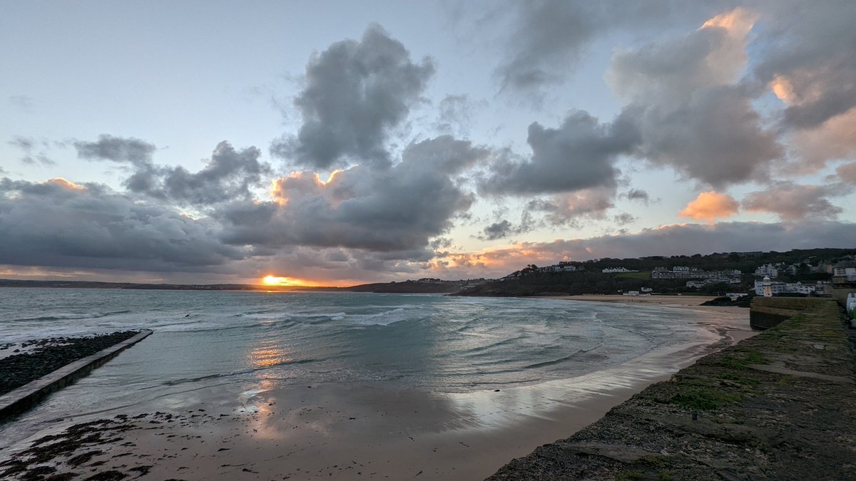 channelimages's tweet photo. Sunrise at St Ives yesterday. https://t.co/0Mow7F5WcJ