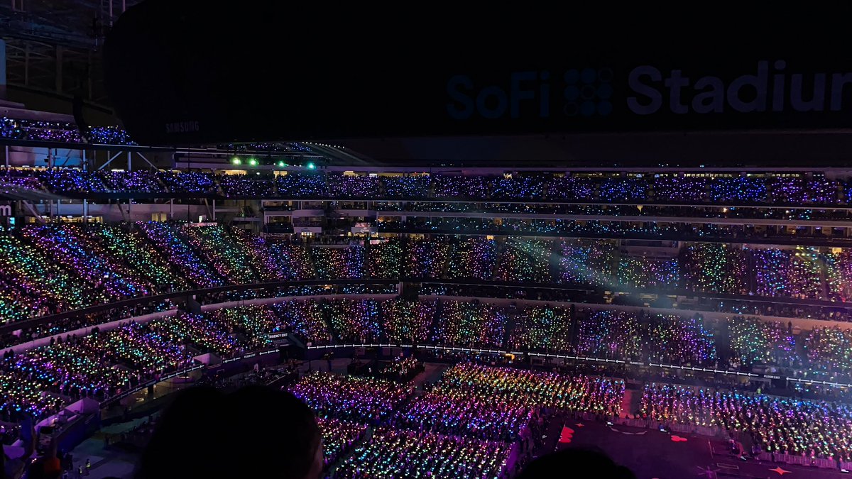 1230GIFS's tweet photo. just wanted to share how beautiful the crowd was. #PTD_ON_STAGE_LA https://t.co/u13RaUTihA