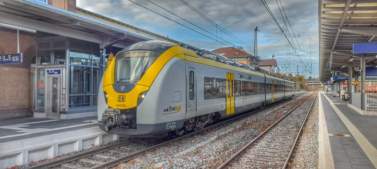 bwegtBW's tweet image. Bitte Lächeln 😊: eine Grinsekatze am Bahnhof Villingen (Schwarzwald). 😸🚉

Vielen Dank trainspotter_erik auf Instagram für das Foto! 🙏📸💛 #Coradia #Continental @Alstom @DBRegio_BW @DB_Bahn #bwegt