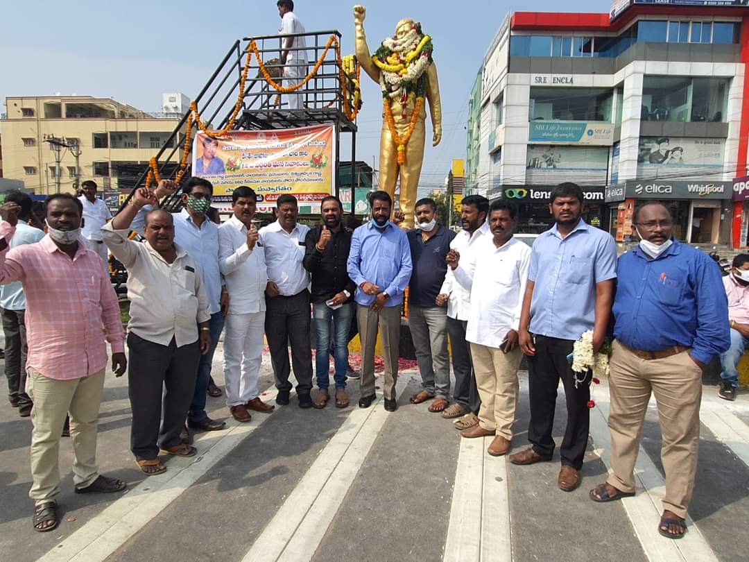 ReddyGinnaram's tweet photo. ఈ రోజు తెలంగాణ మలిదశ ఉద్యమ తొలి అమరవీరుడు కాసోజు శ్రీకాంతా చారి గారి 12వ వర్ధంతి  సందర్భంగా  చైతన్యపురి మాజీ కార్పొరేటర్ జిన్నారం విఠల్ రెడ్డి గారు,ఎల్.బి నగర్ చౌరస్తా లో  శ్రీకాంతా చారి విగ్రహానికి పూలమాల వేసి ఘనంగా నివాళులు అర్పించారు. ఈ సందర్భంగా  నివాళులు అర్పించిన వారిలో https://t.co/ApilPRHKdS