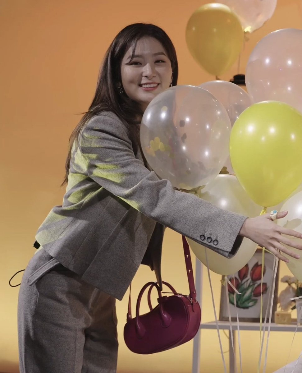 Lwrites101's tweet photo. Happy 8 years our beautiful, Seulgi! Ilysm π₯°β¨ #8YearsWithSeulgi https://t.co/tkidJFVOOw