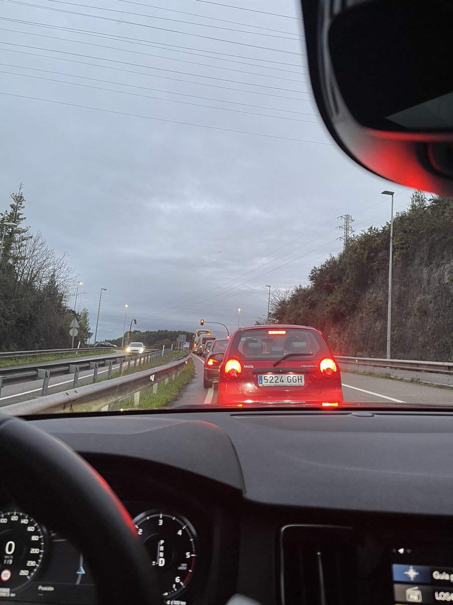 Autobuses escolares, trabajadores, todos hacia el ramal de la autopista AS-II desde la A-8 
Un problema de capacidad que usa todo el ramal y que demora solución desde hace años con una solución tan sencilla como alargar el tiempo de ese semáforo.
<a href="/vecinosdegijon/">EL COMERCIO Gijón</a>