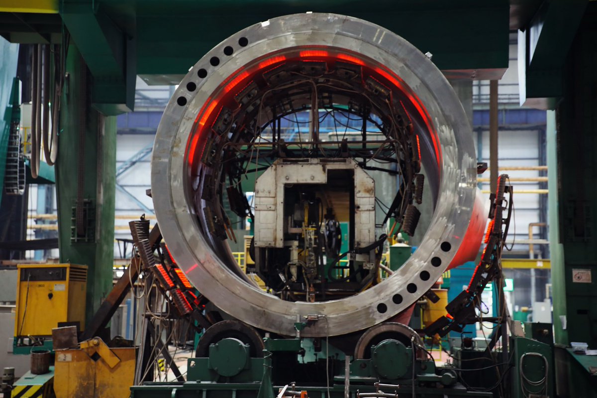 rosatom's tweet photo. Атоммаш приступил к сварке верхнего полукорпуса реактора для блока №5 АЭС «Куданкулам» (Индия) https://t.co/EmYhLty2W5