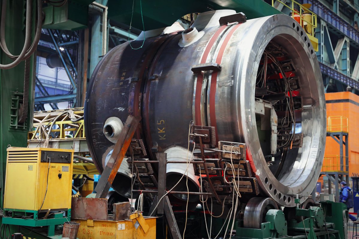 rosatom's tweet photo. Атоммаш приступил к сварке верхнего полукорпуса реактора для блока №5 АЭС «Куданкулам» (Индия) https://t.co/EmYhLty2W5