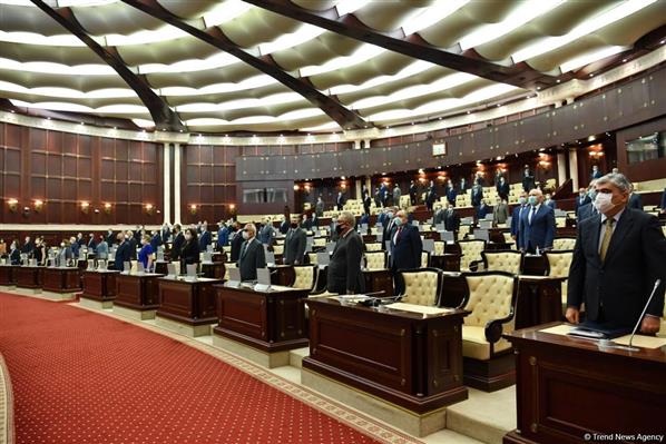 #Azerbaijan's parliament honors memory of servicemen who died in helicopter crash https://t.co/XxesVizPBx https://t.co/yqH8lkYIyv