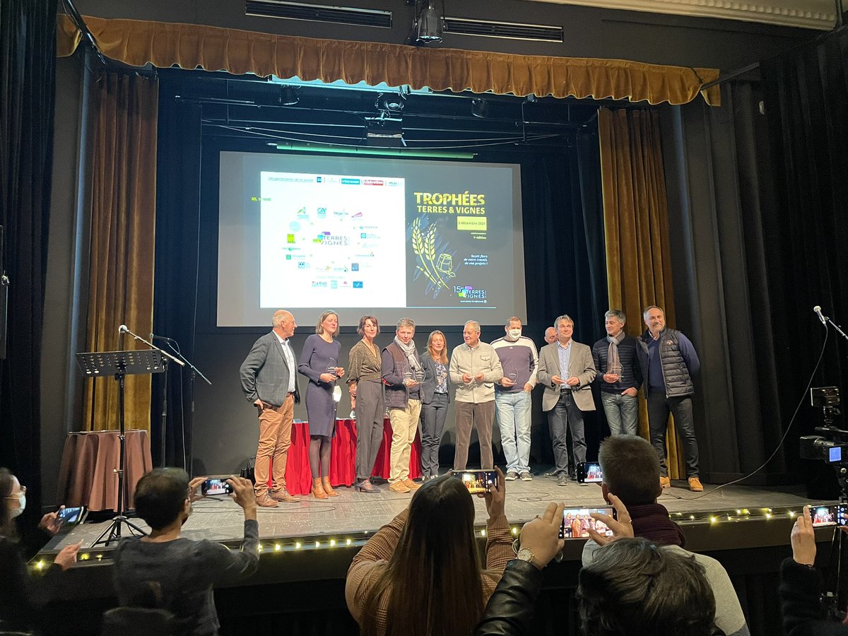 Giee2Champ's tweet photo. 🍾Hier soir le GIEE a remporté le trophée de la biodiversité grâce à notre projet sur les bandes intra parcellaires en Champagne Crayeuse ! 🐞🐝🪲
Merci à @TerresVignes10 pour cette soirée ! 🎉 https://t.co/GC2NvtFLak