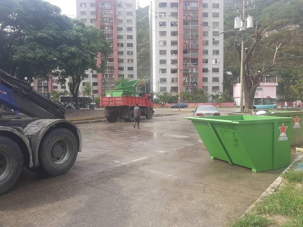 Joselopezpsuv's tweet photo. #3Diciembre | Unidos implementamos distintas formas para atender el saneamiento y mantenimiento de la ciudad.
De la mano de la alcaldía de #Caracas empezamos la entrega de contenedores para que la ciudadanía coloque los desechos sólidos en su lugar.
Por una #CaracasEcológica https://t.co/OEc7fhOGae