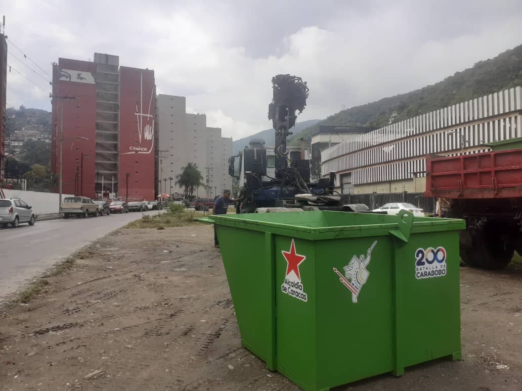 Joselopezpsuv's tweet photo. #3Diciembre | Unidos implementamos distintas formas para atender el saneamiento y mantenimiento de la ciudad.
De la mano de la alcaldía de #Caracas empezamos la entrega de contenedores para que la ciudadanía coloque los desechos sólidos en su lugar.
Por una #CaracasEcológica https://t.co/OEc7fhOGae