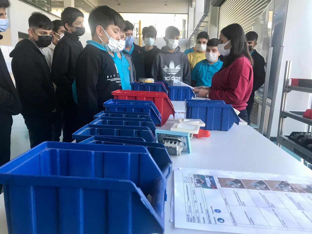 YDDMmersin's tweet photo. Mersin Model Fabrika ve Yenilik Merkezimizi ziyaret eden Şişecam Mesleki ve Teknik Anadolu Lisesi metal teknolojileri 9. sınıf öğrencilerimize teşekkür ederiz.  @yenilikmersin #modelfabrika #mersinmodelfabrika #modelfactory #yalinuretim #leanmanufacturing  #inovasyon #innovation https://t.co/W2Yyb1CftZ