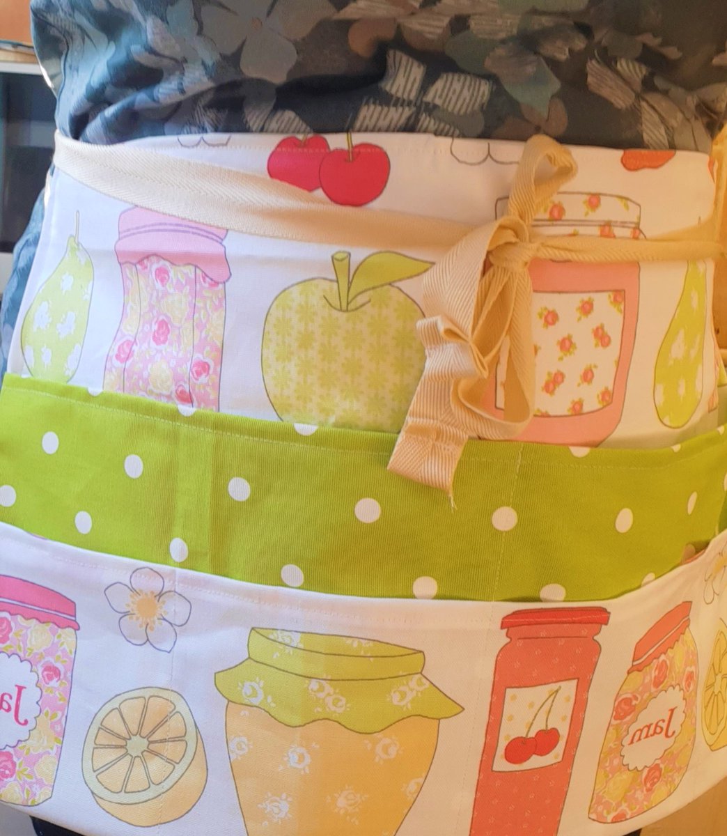 Did you know our pocket aprons have 6 handy pockets ? So many uses. #Christmas #giftidea #handmade #etsy #baking etsy.com/uk/listing/912…