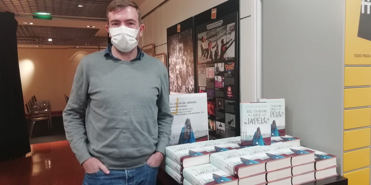 IgnasiSerrahima's tweet photo. Firmando libros ayer en @Fnac_ESP de Zaragoza
@penguinlibros #Elcolordelimperio https://t.co/rKq1cWv6fm
