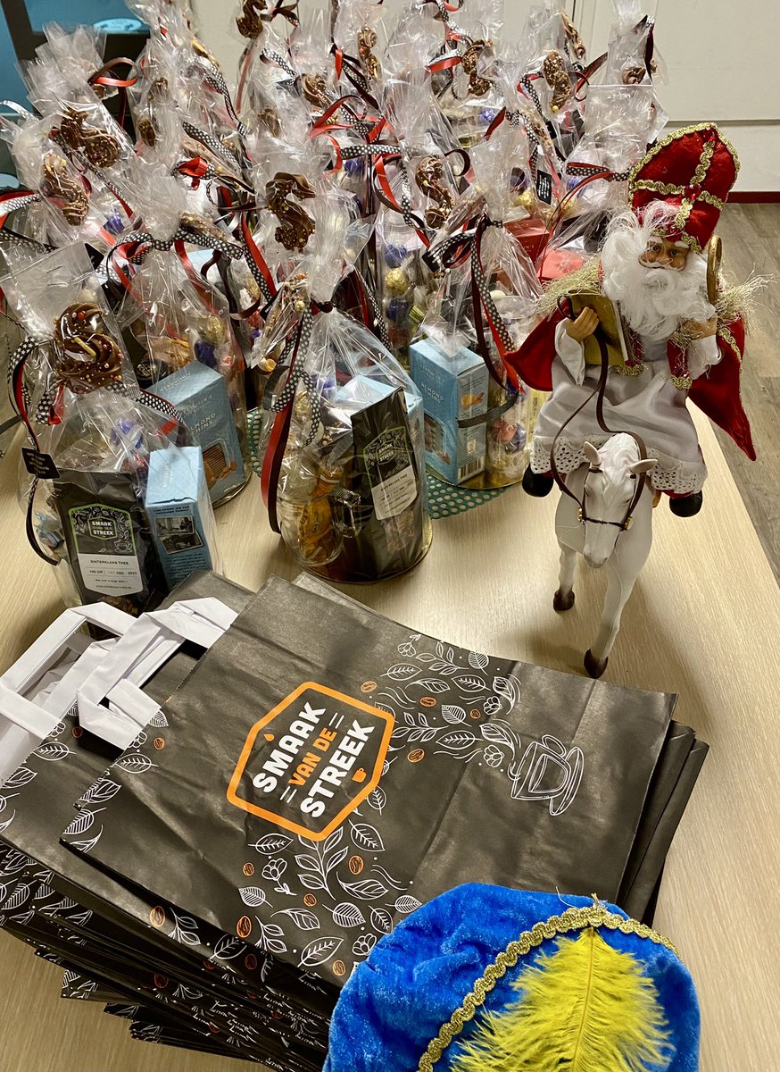 Wat fijn! Sinterklaas heeft een prachtig cadeau achter gelaten voor alle collega’s in Sint Jozef!! Plus een mooi gedicht mbt waardering wat we doen! #dankuSinterklaasje #blijdereacties #samensterk <a href="/Omring/">Omring</a>