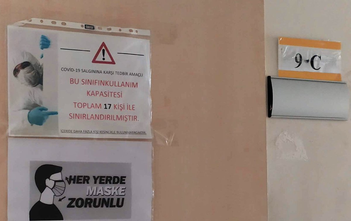 felsefebilim's tweet photo. Öğrencilerimiz 30/35 arası sınıflarına her gün, her teneffüs bu uyarıyı okuyarak giriyor. Ve artık #maske #mesafe 'sınıfta yemek yemeyin' uyarılarına gülüyorlar. Ne yapmayı düşünüyorsunuz @tcmeb @saglikbakanligi 
Yazı mı kalkacak kalabalık sınıflar mı?
#RantİçinDeğilHalkİçinBütçe https://t.co/QFrTwsQR7g