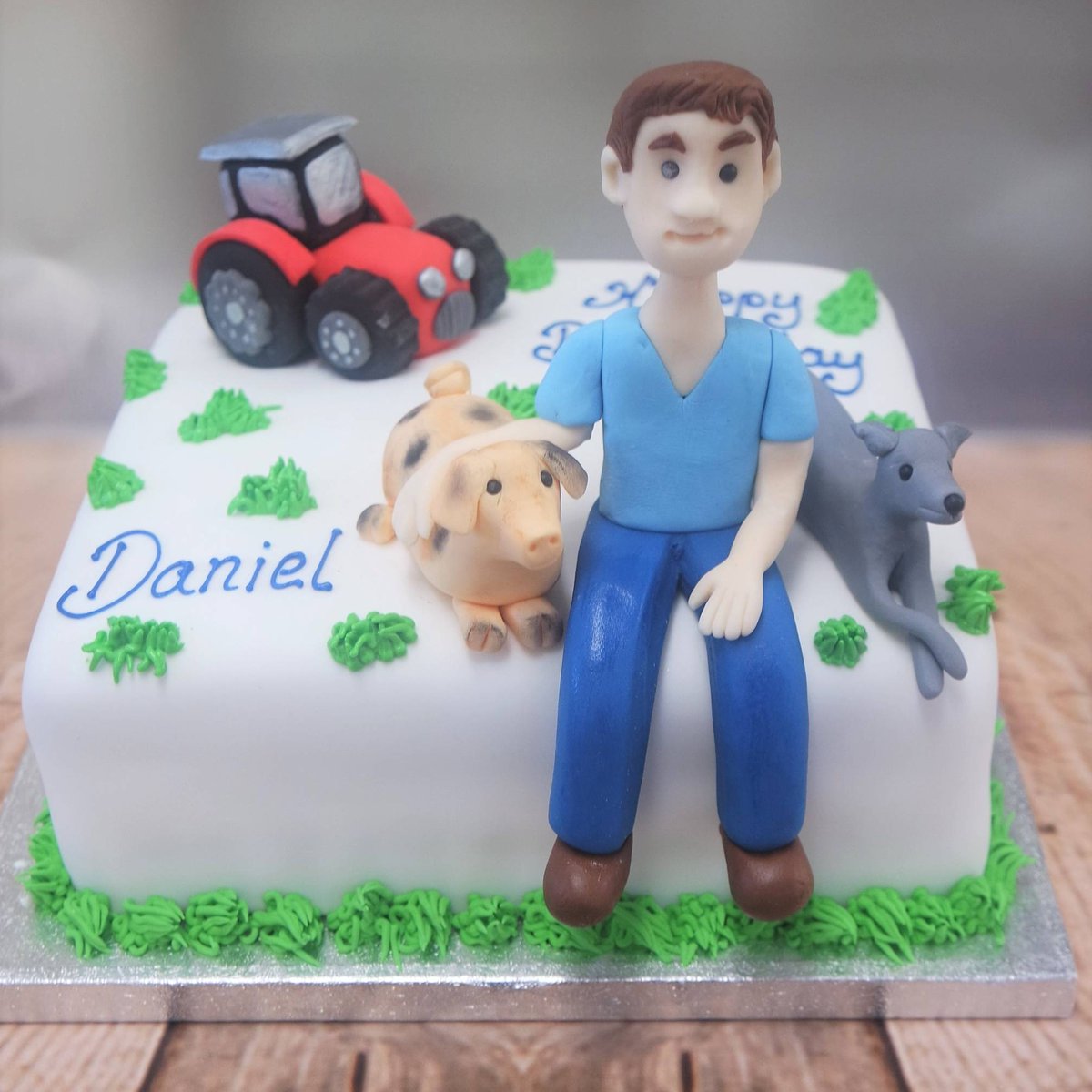 A bespoke cake for Daniel's special birthday 🚜🐷🐕

#bespokecakeexeter  #birthdaycake #birthdaycakeexeter #tractorcake #bespokemodels #pig #specialbirthday #craftycakesexeter