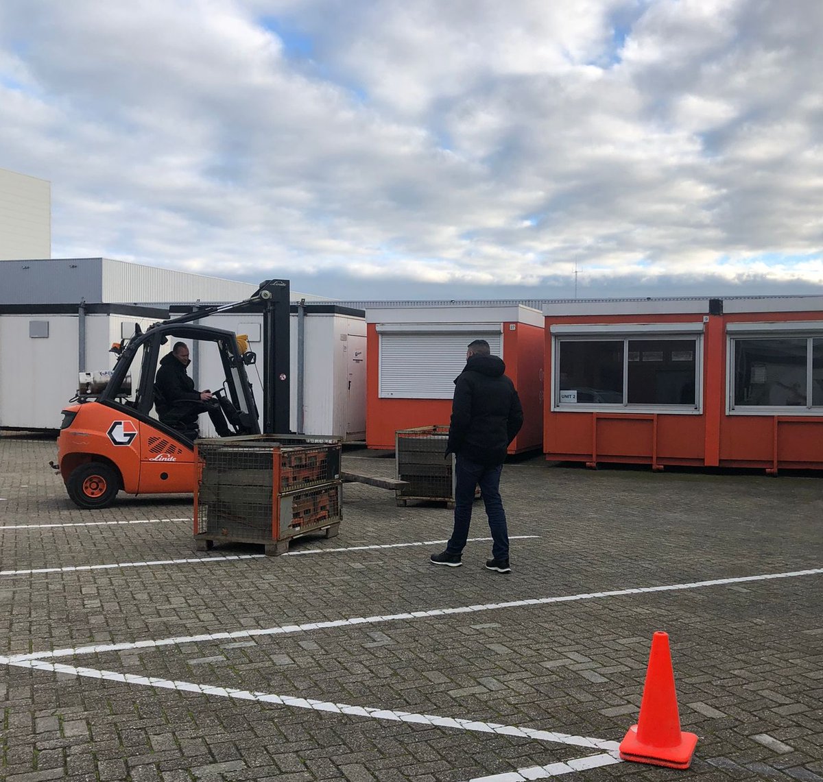 𝗛𝗘𝗙𝗧𝗥𝗨𝗖𝗞𝗖𝗨𝗥𝗦𝗨𝗦
Veiligheid voorop! ⚠️ Vorige week zijn onze collega's getraind in het veilig werken met de heftruck. Het hele team is weer volledig opgefrist en ze zijn allemaal geslaagd!

#onzeinzetgaatverder #veiligheid #heftruckcursus #bouw