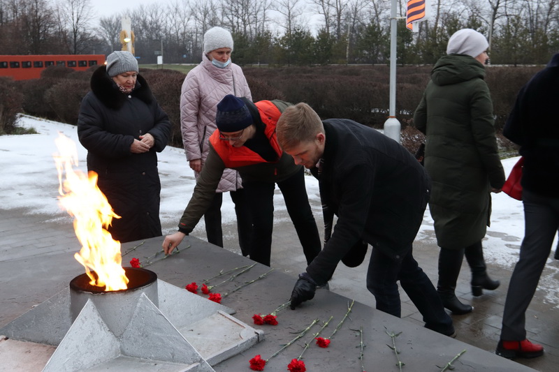 <a href="/Tularegion71/">Правительство ТО</a> На Братской могиле № 2, Братской могиле №1, Кургане славы г. Плавска собравшиеся плавчане почтили память погибших в годы ВОВ и возложили цветы к мемориалам памяти