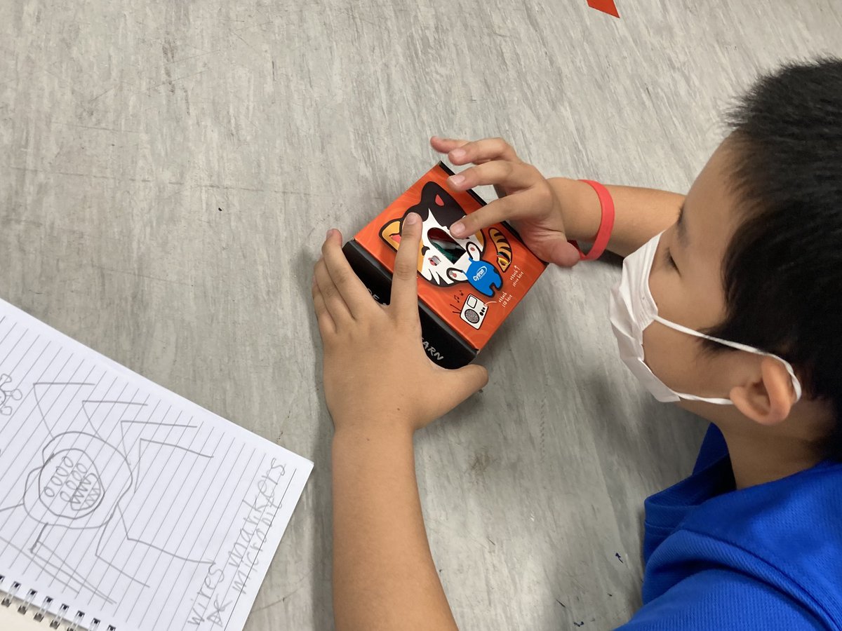 harves4556's tweet photo. Hmmm… What’s in the box? Making predictions. Parts-Purposes-Complexities. G5 @IGBintschool @igbis5 #microbit https://t.co/3aUQPIEzG9