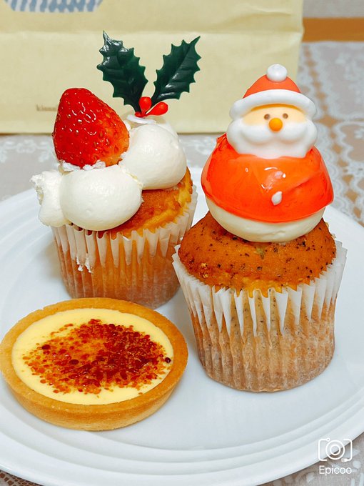 グランスタのお土産に。。教えてもらったフェアリーケーキフェアのカップケーキと、クレームブリュレタルト😊
ちょっと崩してしまったけども…かわいいーー‼︎パンダとかハリネズミもいて東京駅に癒しポイントを知ってしまったな… 