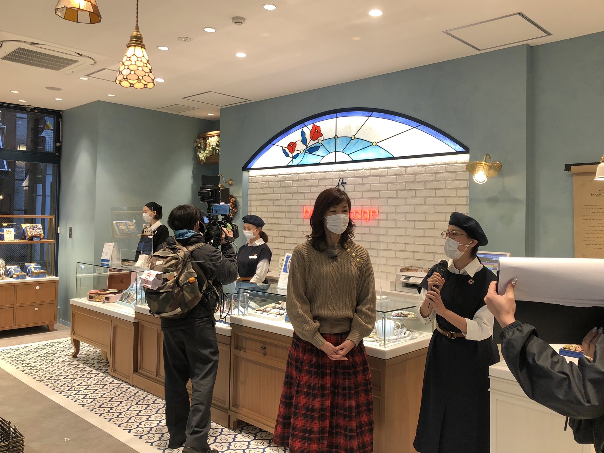 公式 横浜元町shopping St 本日はj Comさんが生中継 元町クリスマス スイーツをご紹介ということで元町3丁目ベルプラージュさんのトーチチョコレート 元町2丁目霧笛楼さんのクリスマスケーキをピックアップ 霧笛楼さんは横濱元町カカオビールという