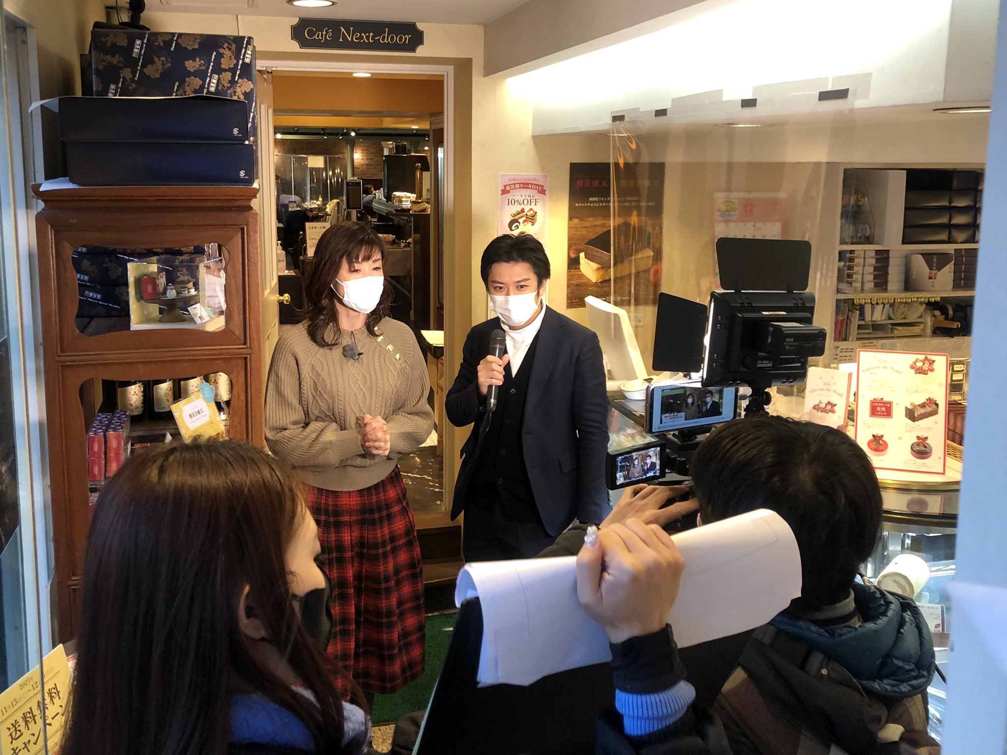 公式 横浜元町shopping St 本日はj Comさんが生中継 元町クリスマス スイーツをご紹介ということで元町3丁目ベルプラージュさんのトーチチョコレート 元町2丁目霧笛楼さんのクリスマスケーキをピックアップ 霧笛楼さんは横濱元町カカオビールという