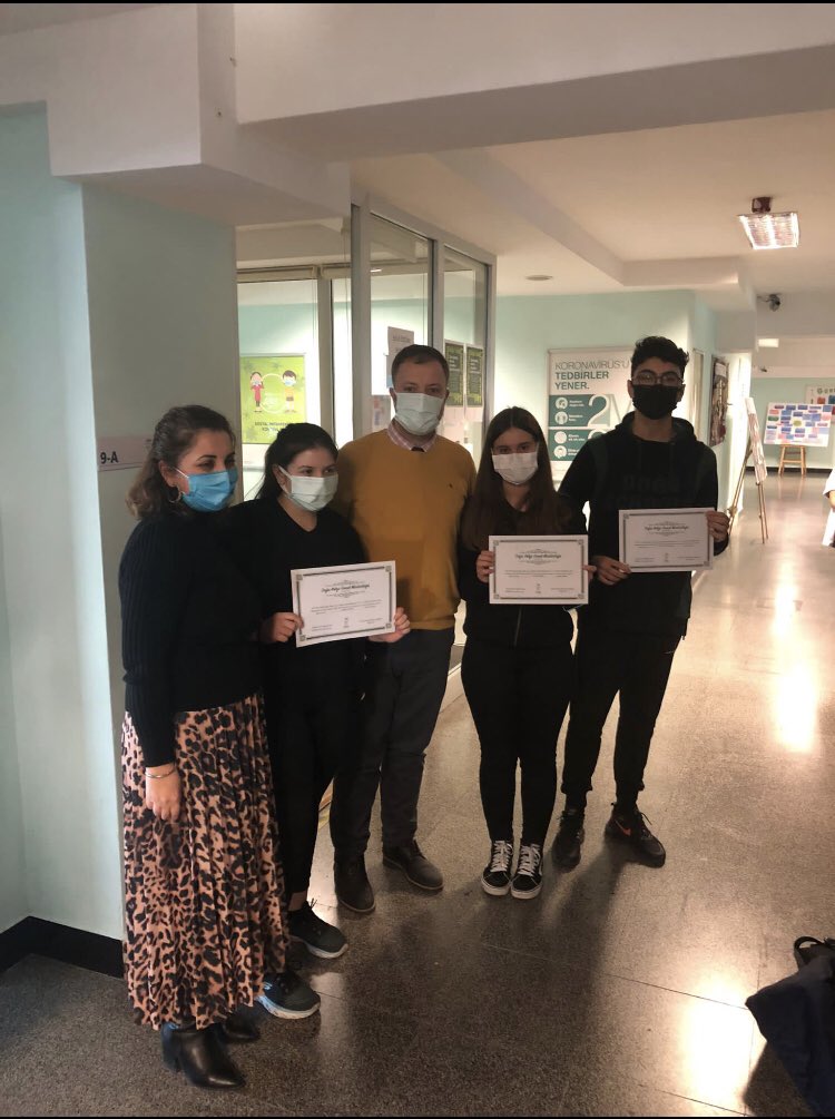 Brhngnrsln's tweet photo. Matematik zümremizin düzenlediği Akıl Oyunları sınavında 9. ve 10. sınıflarda ilk üçe girip @CevizlibagDoga okul takımını oluşturan öğrenci arkadaşlarımıza belgelerini takdim ettik. 2.etapta başarılar dileriz. @Azrafraarzu1 @arzuuz11 @dilekztemelerka @siyahhan_nurdan https://t.co/P9pISHwjl5