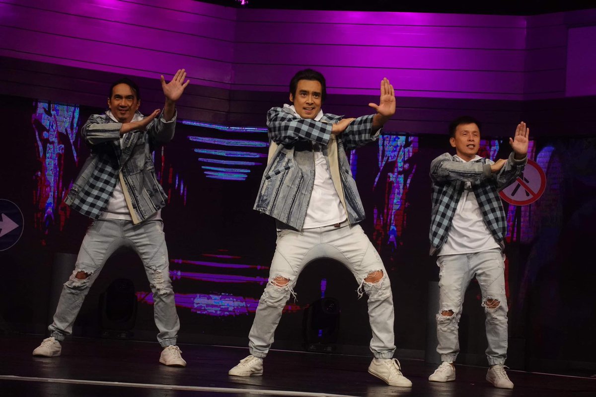TV5manila's tweet photo. Mga Kapatid! 👋🏻 May hinahanda ang TV5 celebrities na dapat n’yong abangan sa December 18 at 19 sa TV5! 😱🥰

Mark your calendars na ha! Dahil mas pinasaya pa namin ang pinakamahabang selebrasyon dahil Atin Ang Paskong Ito, Kapatid! 🎄

#AtinAngPaskoTV5 https://t.co/9ntWyrQ532