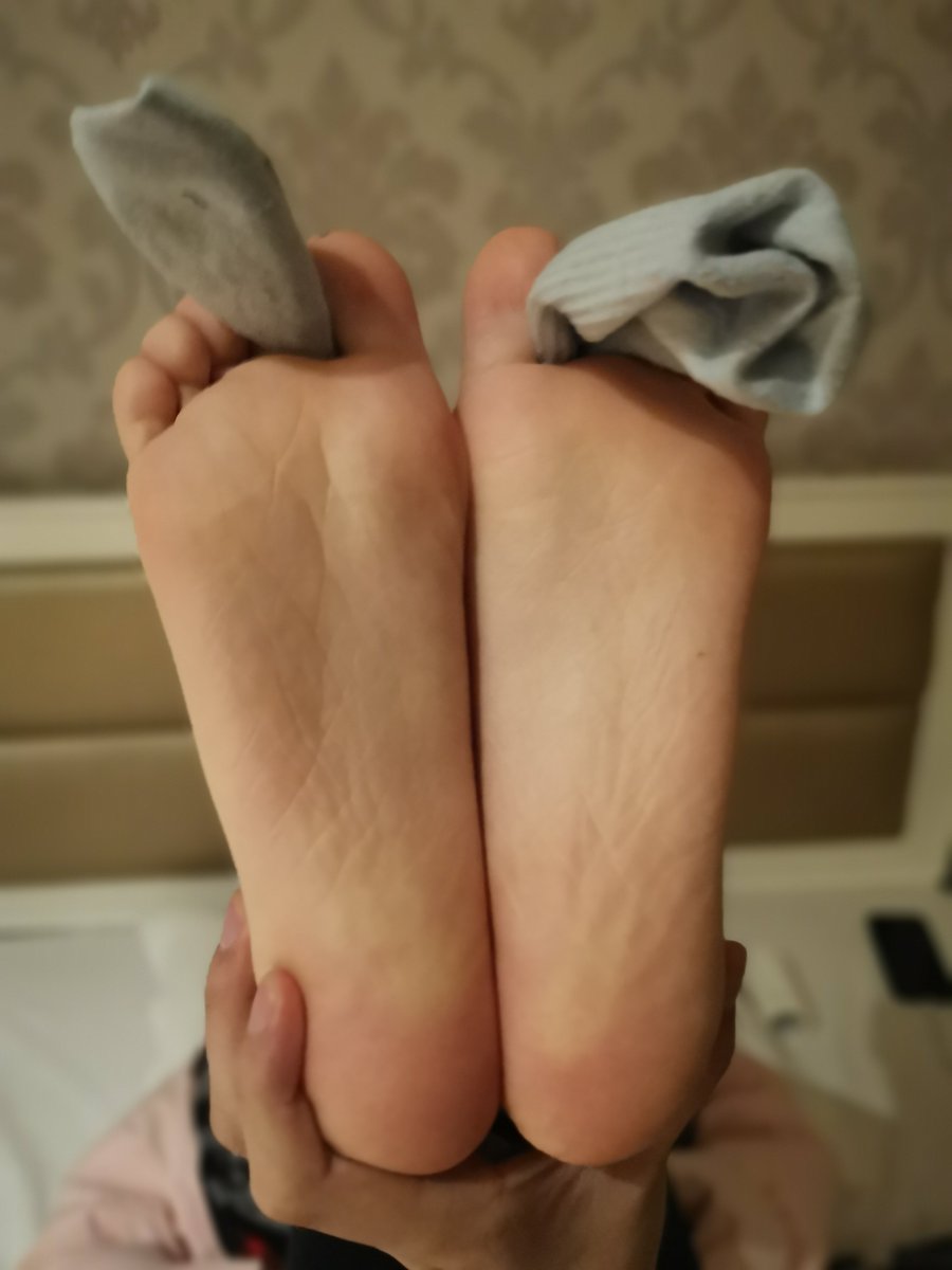 马上100粉丝了，福利送鞋，想要脚泥高跟还是帆布鞋还是运动鞋，留言给我！！！