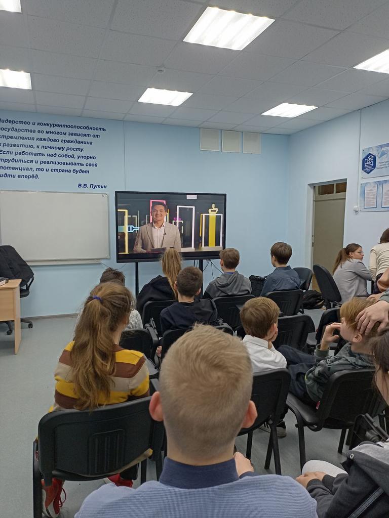 Обучающиеся ГБОУ ООШ 2 п.г.т. Смышляевка продолжают посещать профориентационные мероприятия: в течение первой недели декабря посмотрели 8 выпуск "Шоу профессий", посетили колледж СГЭУ в рамках дня открытых дверей; побывали на мастер-классе чемпионата WorldSkills Russia.