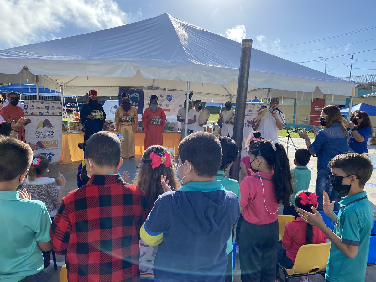AFTunion's tweet photo. Elementary and Middle School students are enjoying the live music! #BookWaves @FirstBook @Trans_Inst https://t.co/qLS7pg1pdu