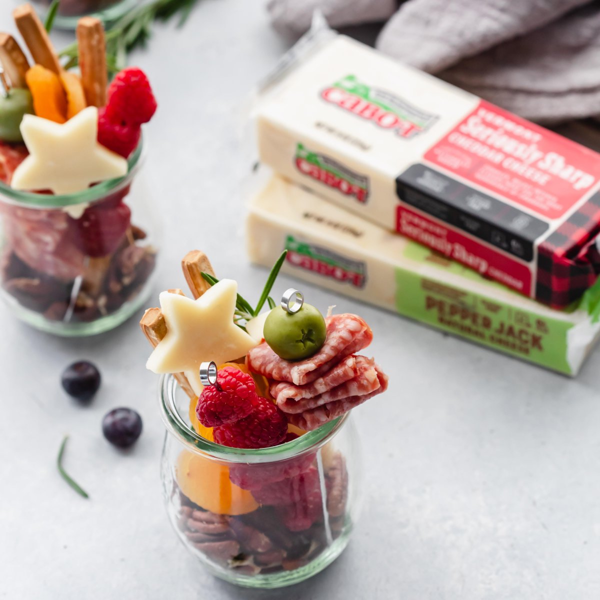 cabotcreamery's tweet photo. #Jarcuterie is hot, hot, hot! Style your meats, cheeses, fruits, and nuts in jars (single-serving) for guest friendly snacking (and a lovely appetizer!) 

https://t.co/eQ67Ogoxip https://t.co/deBUD605K9