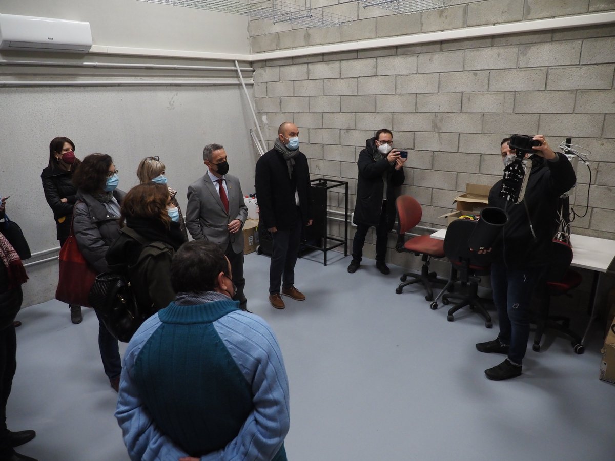 LauraVilagra's tweet photo. A Móra la Nova visitem l’Espai #CoEbreLab5G, primera xarxa #5G de Catalunya en l’àmbit rural. Reduïm l’escletxa digital, fomentem la innovació i dinamització econòmica i convertim la tecnologia en un antídot al despoblament, perquè tothom pugui viure i treballar allà on vulgui. https://t.co/JVgnA2SJJq