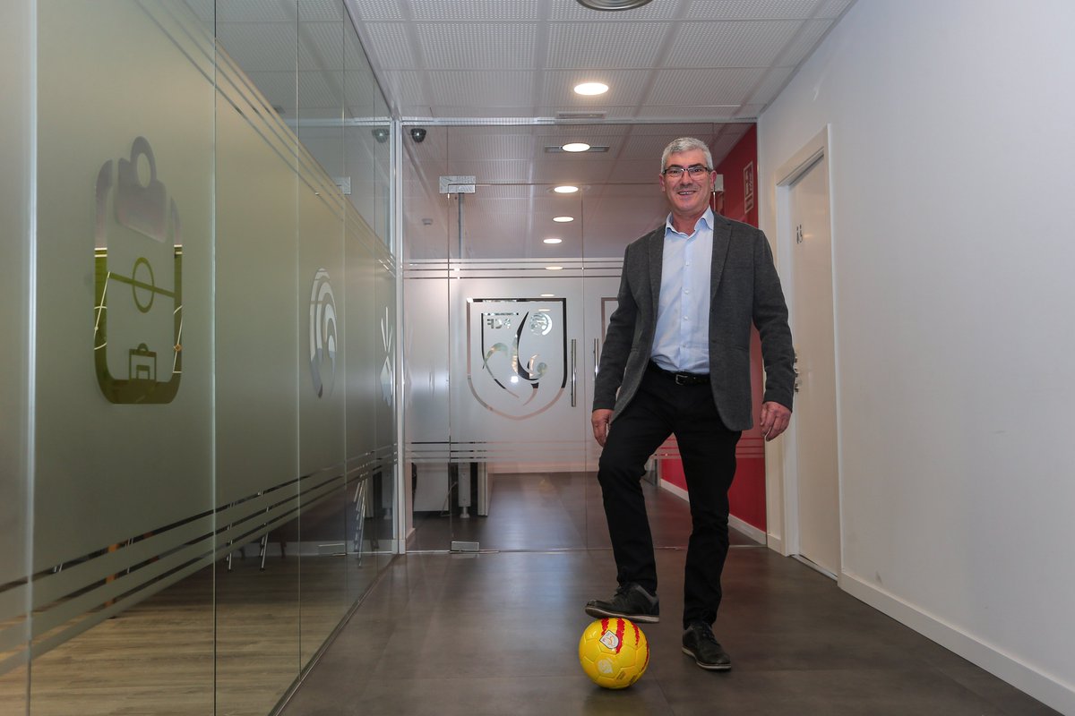 ➡️ Antonio Jiménez passa a donar nom al camp de la <a href="/ud_cirera/">UD Cirera</a> 🏟️

✅ El #PleMataró aprova per unanimitat el canvi de nom, en record a l'exdirectiu <a href="/FCF_CAT/">Federació Catalana de Futbol</a> i delegat #Maresme 👏🏻

🔗 Més a fcf.cat/noticia/antoni…

#futbolcat #futfem #futbolbase