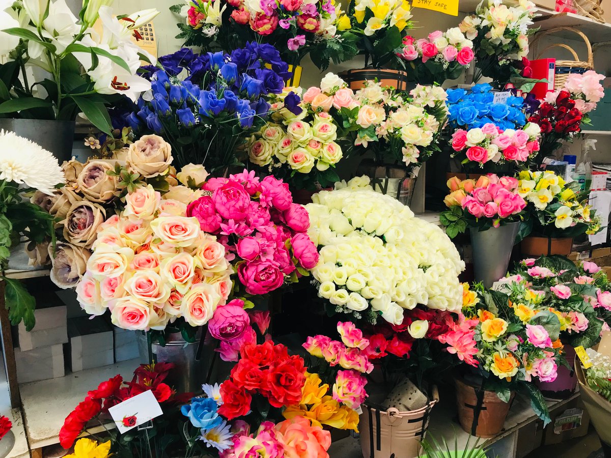 このお花たち💐綺麗で可愛いくないですか！？なんと、本物の花を似せて作ったお花なのです💡ニールは本物かと思いました😳造花を販売しているお店の近くにはお墓🪦が有りました🇬🇧長く綺麗に保てるため枯れない造花を購入する方が多いそうです🤔 