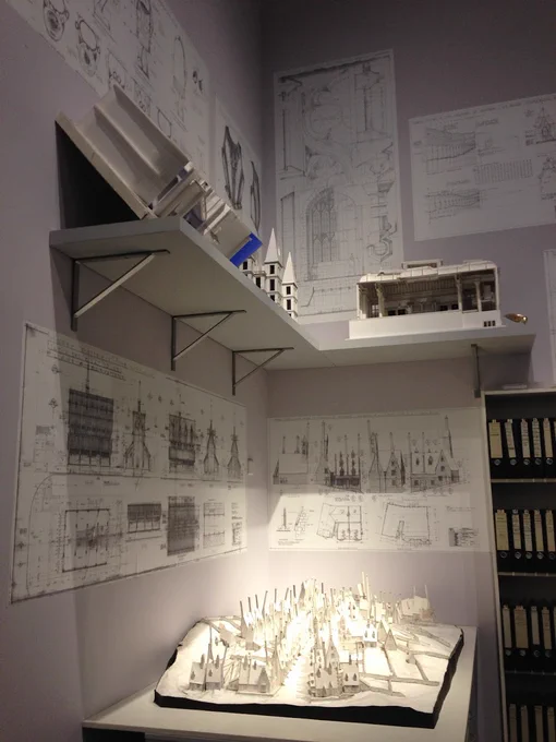 ロンドンのハリポタスタジオは衣装や美術の展示もすごいけど、セットの設計図や建築模型、アートボードの展示も膨大。建築、アート好きは大興奮だと思う。このコーナーだけでも何時間でも過ごせる。特にダンブルドアの部屋の模型がすごかった! #みんなでハリポタ 