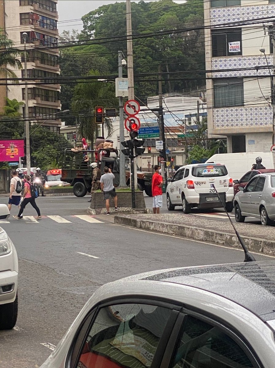 JFradar's tweet photo. Juiz de Fora é muito avulsa

Papai Noel acabou de chegar na cidade e está desfilando no caminhão dos Bombeiros. O homem-aranha ficou com ciúmes e pegou carona em um carro do exército, junto com os mascotes dos Bombeiros e da PM, escoltados por carros sa PRF

Foto: @myzanganelli https://t.co/RlROERlWVR