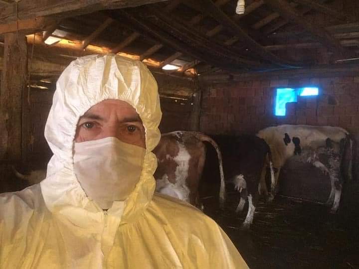 #VeterinerHekimlerDışlanıyor 
Ben Veteriner Hekimim, kendi sağlığımı,hayvanların sağlığını,hem de insanların sağlığını korumak için çalışıyorum , aynı zamanda insanların bol, sağlıklı hayvansal gıda tüketmeleri için çabalıyorum ama sağlık sınıfı haklarından faydalanamıyorum.