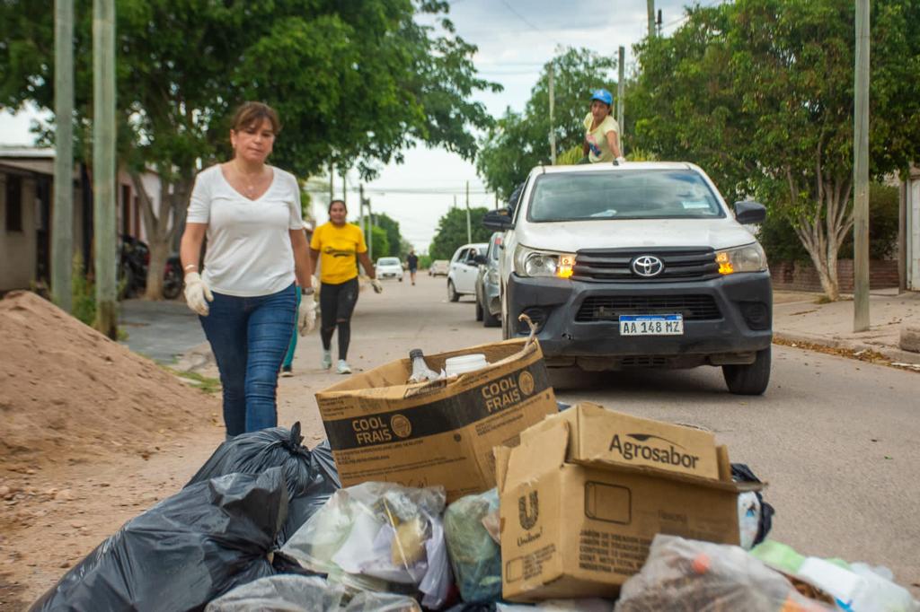 JolaSanz's tweet photo. 👉🏽 Mientras el peronismo riojano sigue apretando y negando recursos, la Intendenta @ines_byd y la ciudadanía que quiere un lugar mejor siguen trabajando. 
A la política del miedo se la combate con laburo y acción para el pueblo. ¡Fuerza Inés!
#BastaDeViolencia https://t.co/MqC7PIYKBj