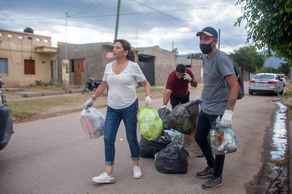 JolaSanz's tweet photo. 👉🏽 Mientras el peronismo riojano sigue apretando y negando recursos, la Intendenta @ines_byd y la ciudadanía que quiere un lugar mejor siguen trabajando. 
A la política del miedo se la combate con laburo y acción para el pueblo. ¡Fuerza Inés!
#BastaDeViolencia https://t.co/MqC7PIYKBj